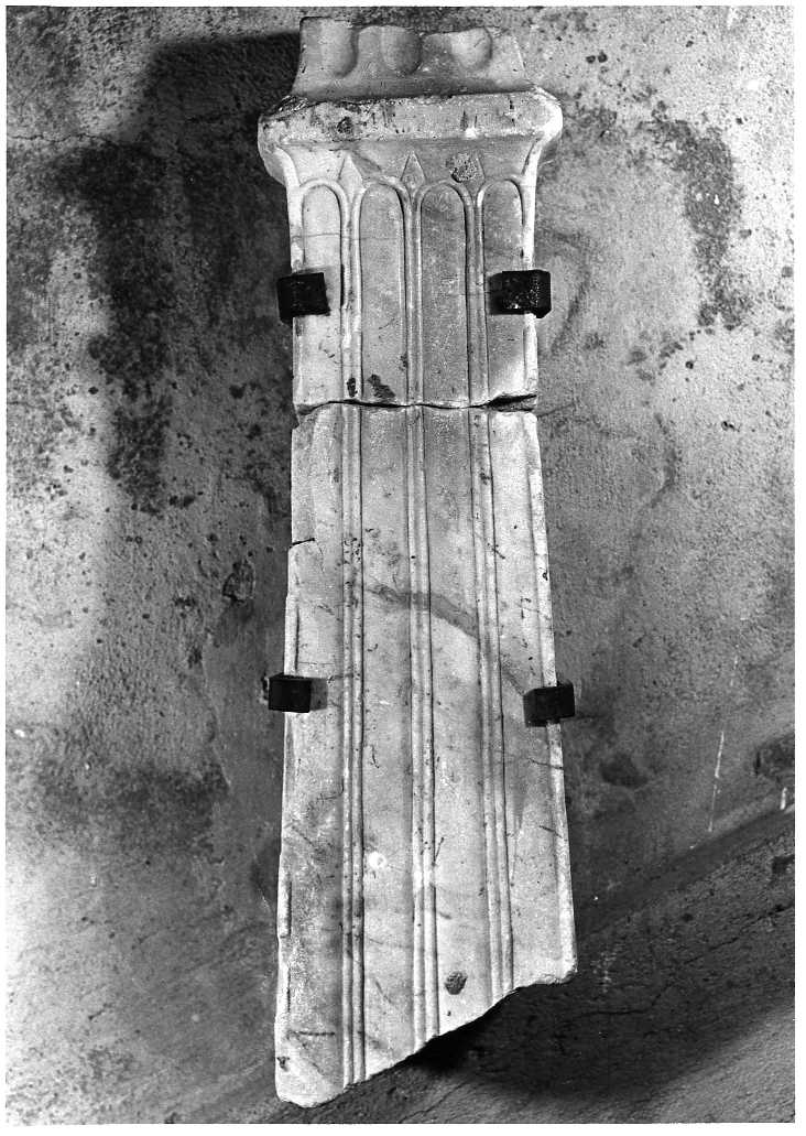 pilastrino, frammento - bottega Italia centrale (sec. XV)