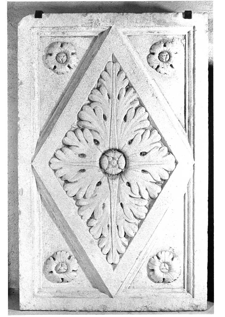 decorazione plastica, frammento - bottega Italia centrale (sec. XV)