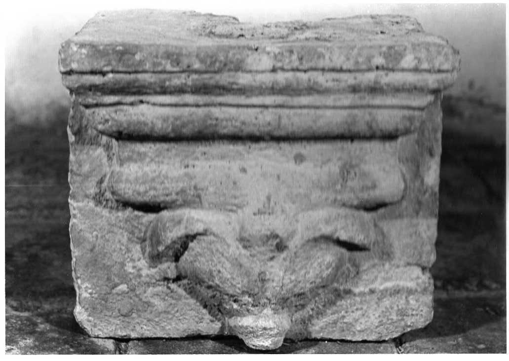 capitello, frammento - bottega Italia centrale (sec. XV)