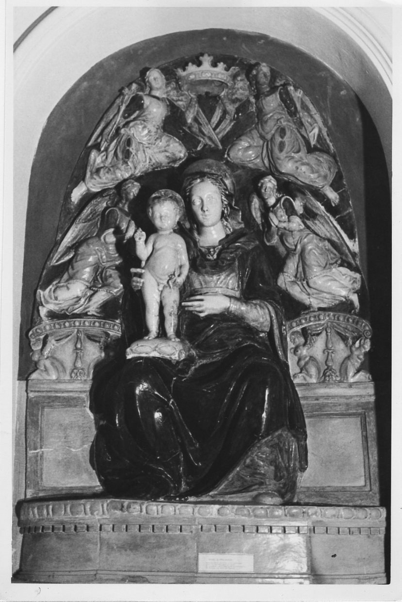 Madonna con Bambino e angeli (scultura, opera isolata) - bottega toscana (sec. XVI)