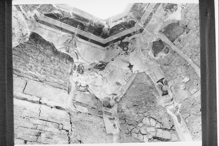 grottesche con castoni e testa antropomorfa (decorazione pittorica, frammento) - ambito Italia centrale (prima metà sec. XIX)