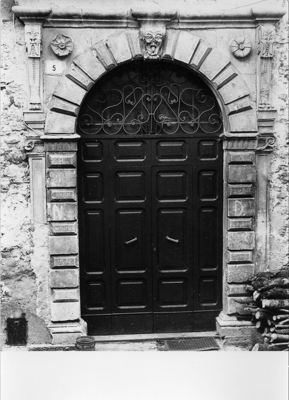 portale - ad arco, opera isolata - ambito Italia centrale (sec. XVI)