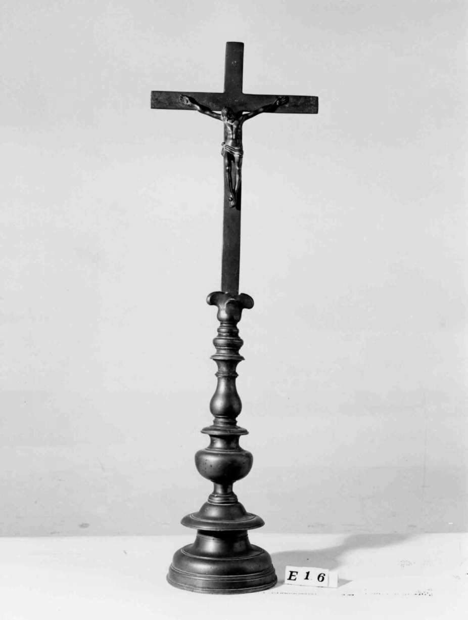 Cristo crocifisso (croce d'altare, opera isolata) - bottega umbra (sec. XX)
