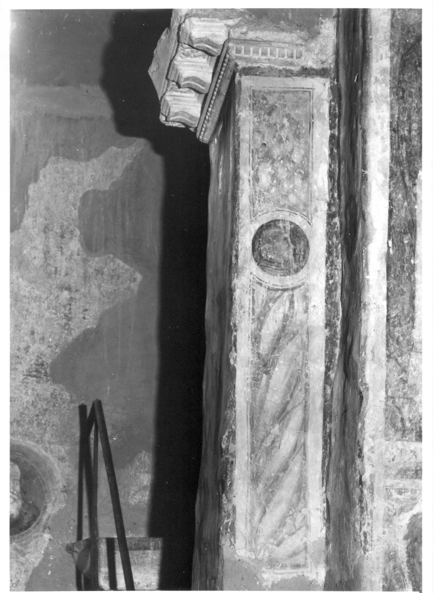 motivo decorativo a finto marmo e tondi con santi (decorazione pittorica, elemento d'insieme) - ambito umbro (prima metà sec. XV)