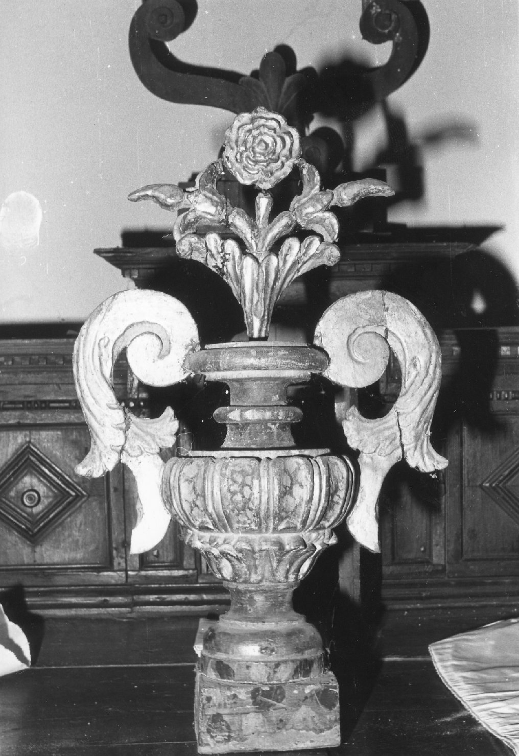 vaso d'altare con composizione floreale, opera isolata - manifattura umbra (sec. XVIII)