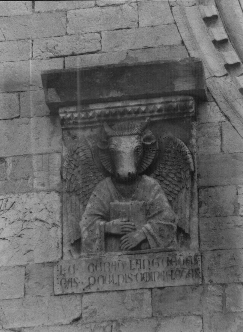simbolo di San Luca: figura umana con testa di bue (scultura, elemento d'insieme) - bottega eugubina (sec. XII)