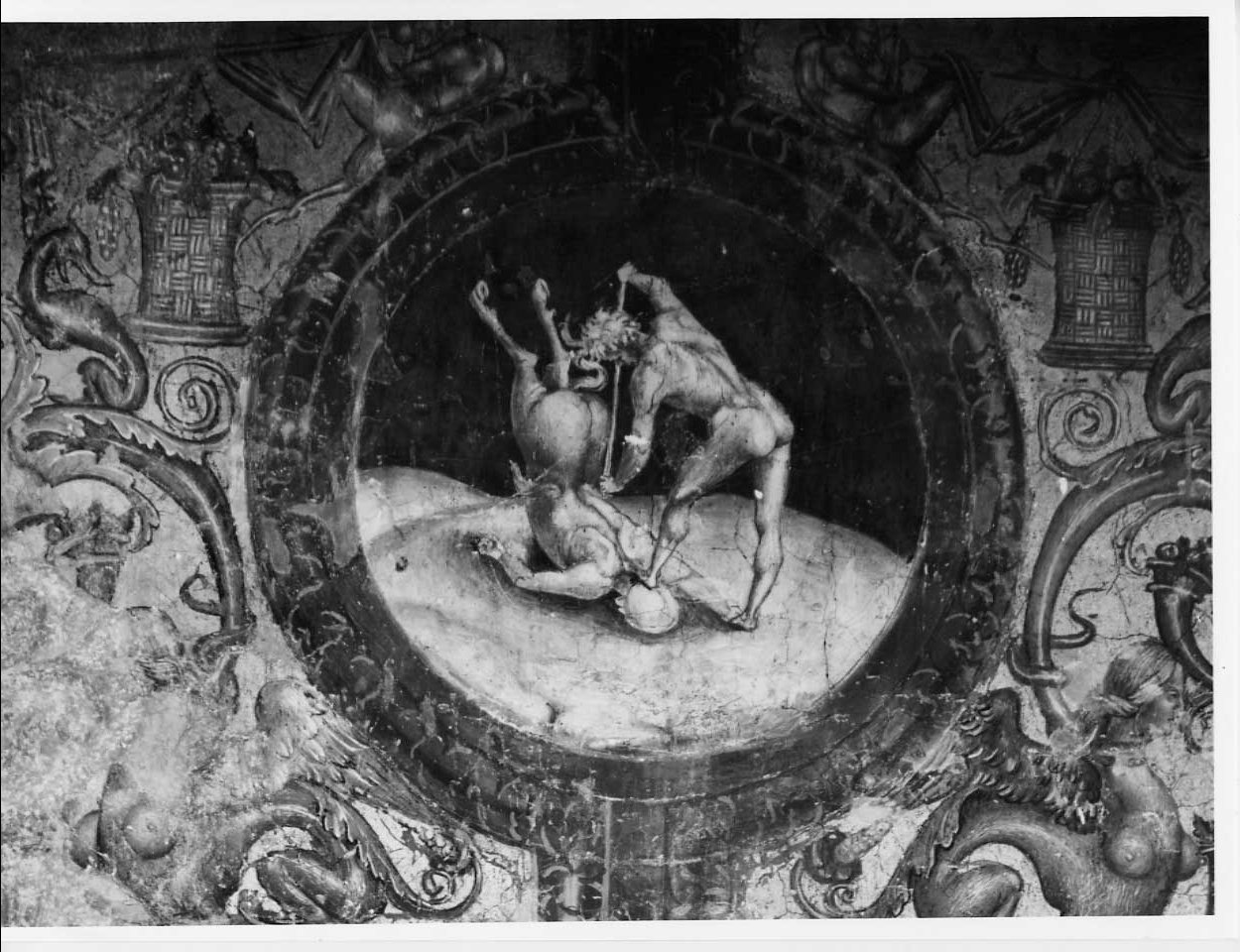 Eracle e il Centauro e motivi ornamentali a grottesche (dipinto, complesso decorativo) di Signorelli Luca (e aiuti) (sec. XVI)