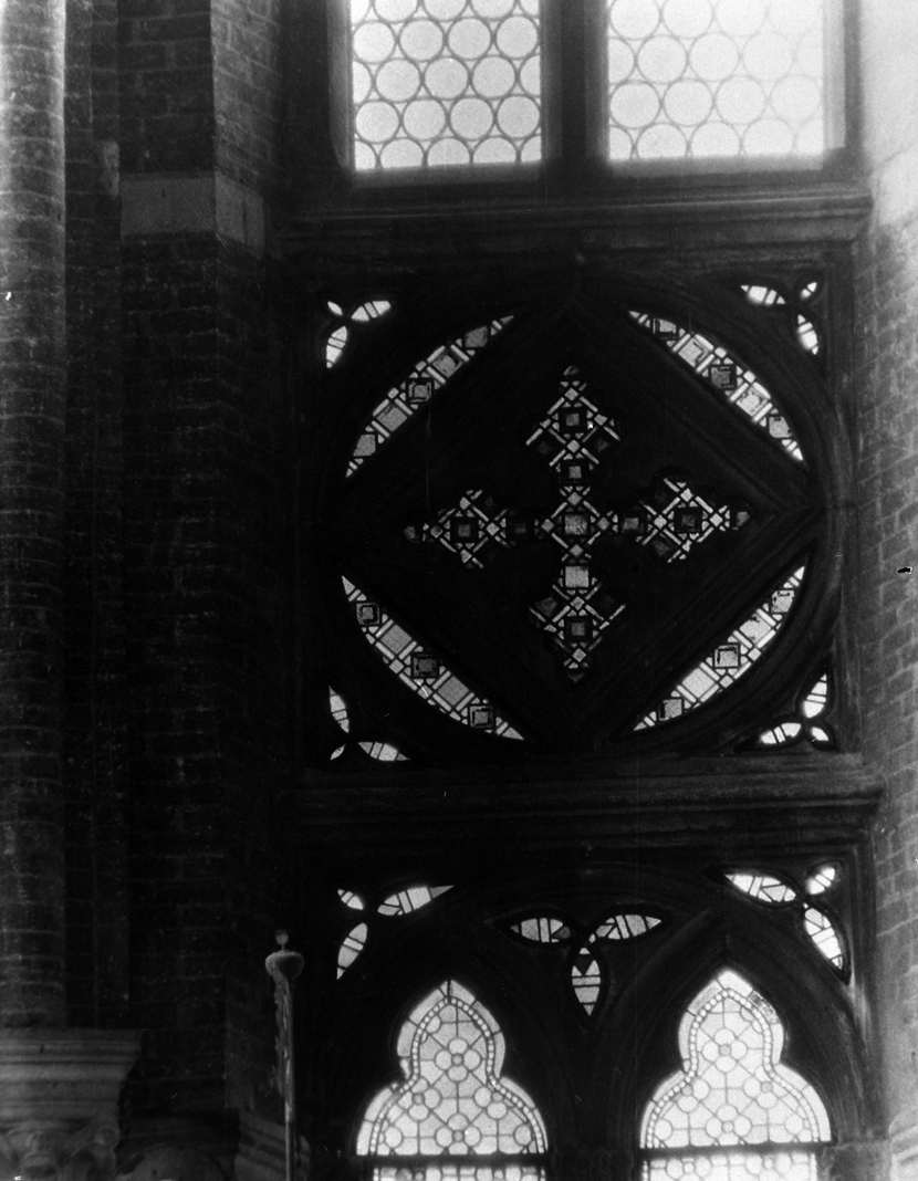 croce (vetrata, elemento d'insieme) di Beltrami Giovanni (sec. XX)