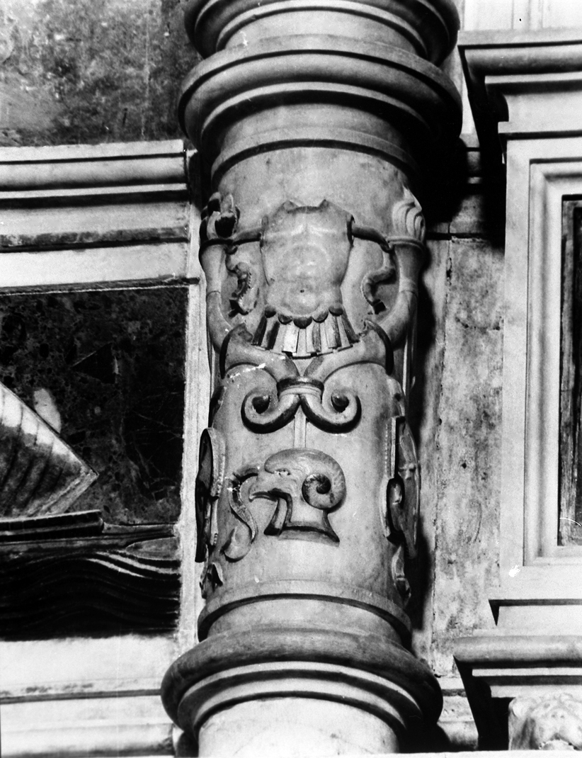 trofeo di armi (colonnina, elemento d'insieme) di Bregno Lorenzo, Bregno Giovanni Battista (inizio sec. XVI)