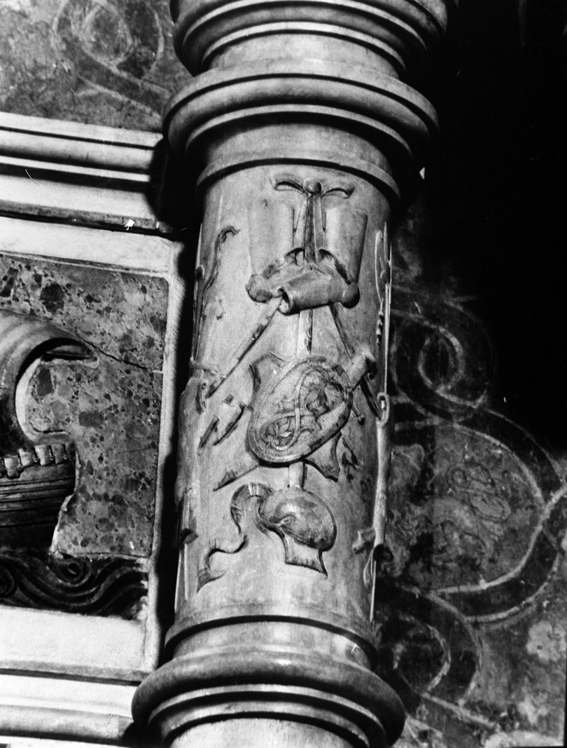 trofeo di armi (colonnina, elemento d'insieme) di Bregno Lorenzo, Bregno Giovanni Battista (inizio sec. XVI)