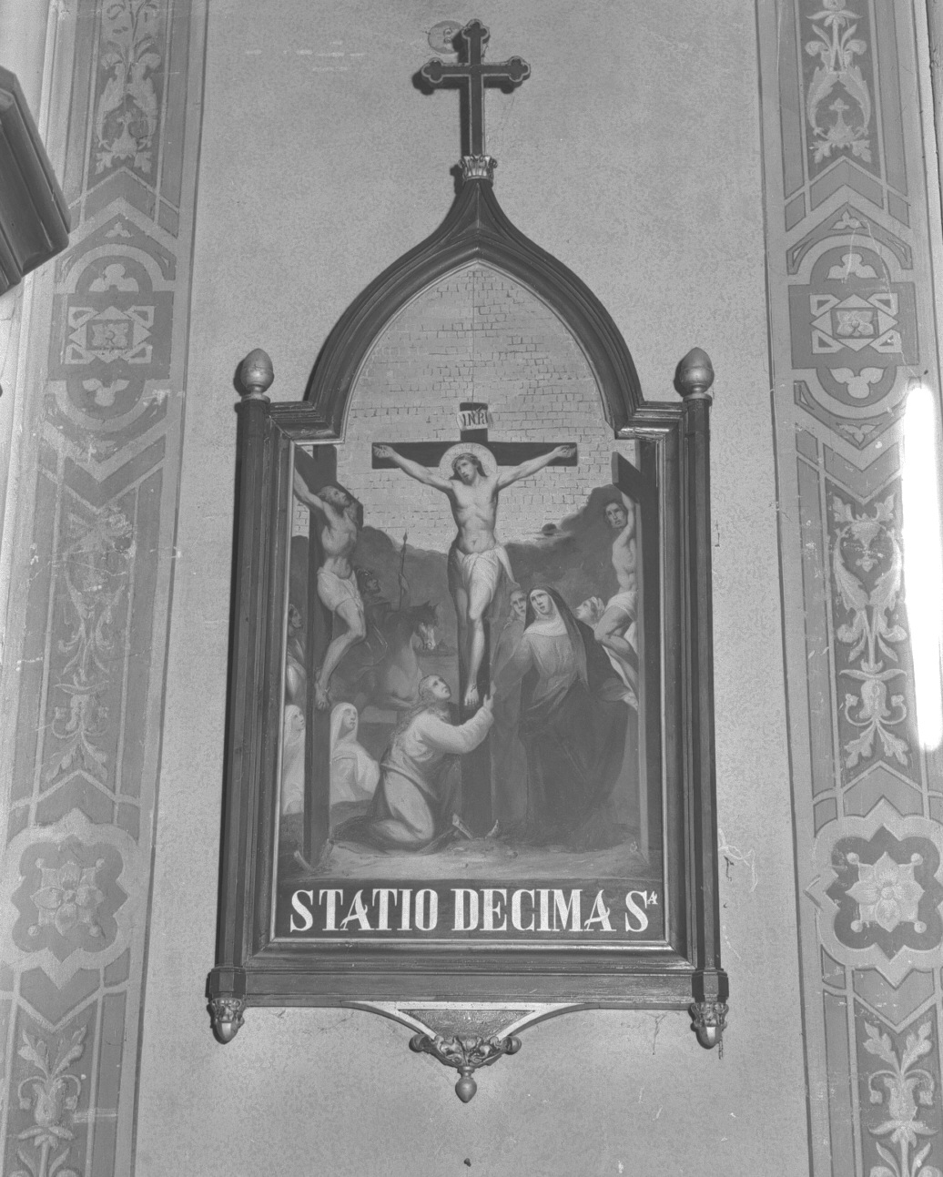 XII Stazione: Gesù innalzato e morto in croce, stazioni della via crucis (Via Crucis, elemento d'insieme) - ambito veneto (sec. XIX)