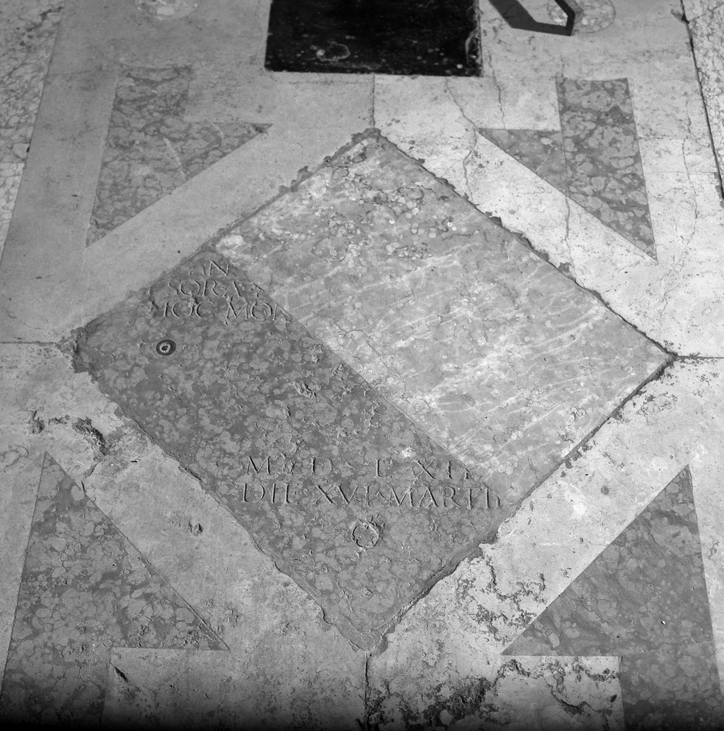 lapide tombale, frammento - bottega veneta (sec. XVI)