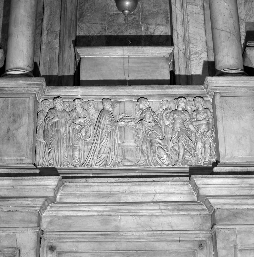 La regina Cornaro depone la corona nelle mani del doge Agostino Barbarigo (rilievo, elemento d'insieme) di Contino Bernardino (sec. XVI)