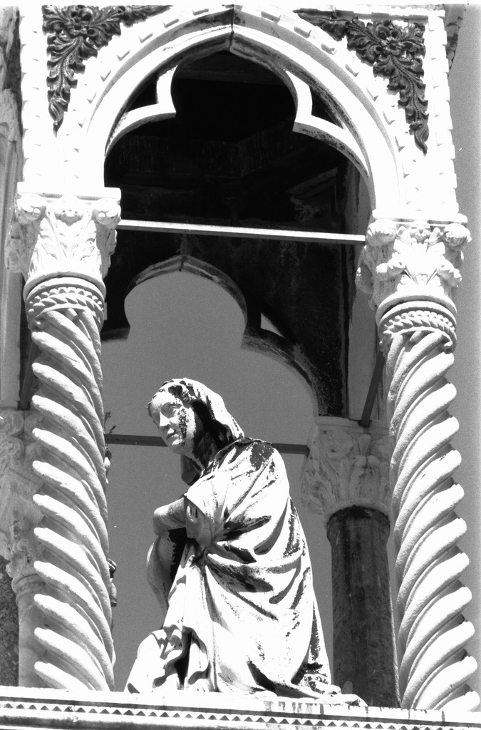 Madonna annunciata (scultura) di Lamberti Pietro (attribuito) (sec. XV)