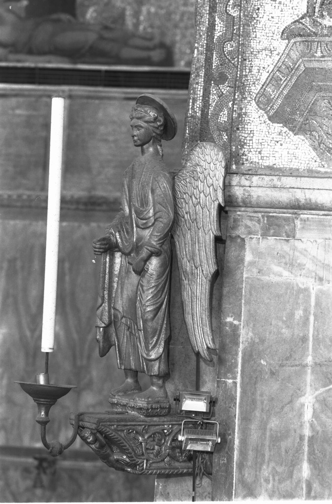 angelo con cartiglio (scultura, elemento d'insieme) - ambito veneto (secondo quarto sec. XIII)