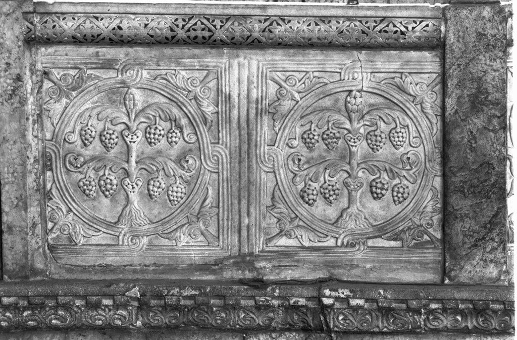 motivi decorativi vegetali (pluteo, elemento d'insieme) - ambito veneziano (metà sec. XII)