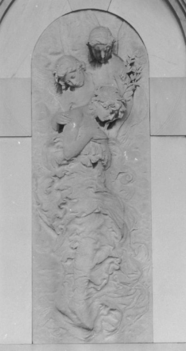 figura femminile con angeli (rilievo) di Penello Antonio (sec. XX)