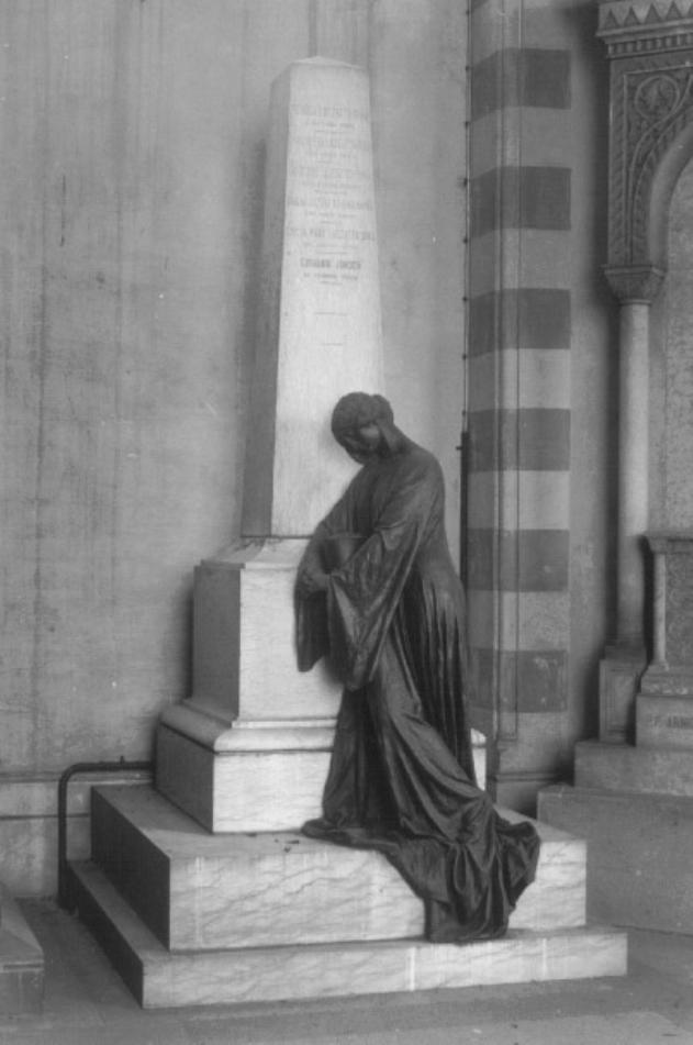 figura femminile dolente (statua) di Sanavio Augusto (sec. XX)