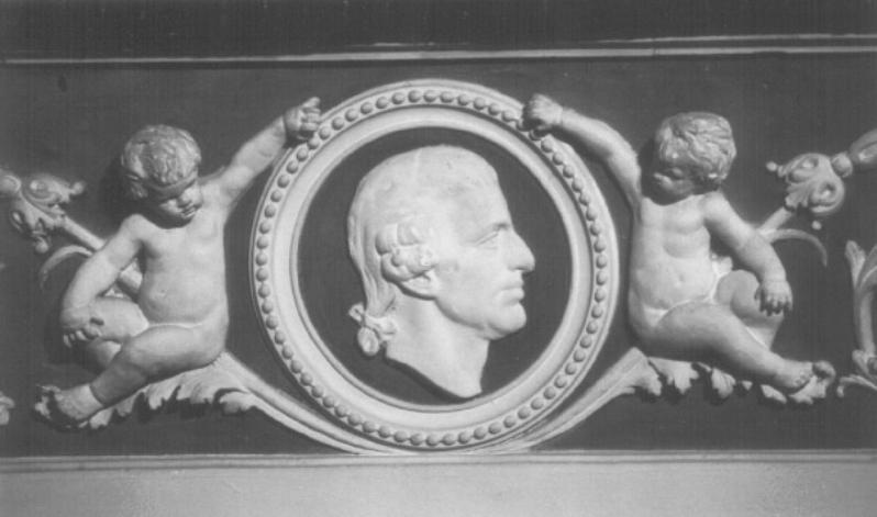 putti con medaglione (rilievo, serie) di Sfondrini Achille, Sanavio Natale (sec. XIX)