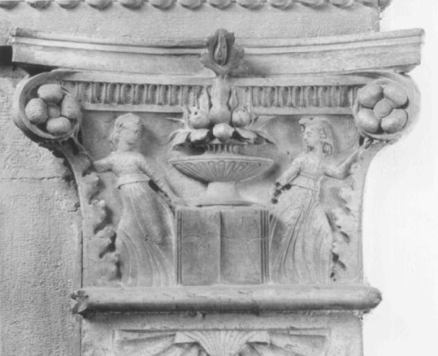 motivi a rosetta/ vaso con frutta/ figure femmi- nili allegoriche/ libro (capitello) di Minello Giovanni (secc. XV/ XVI)