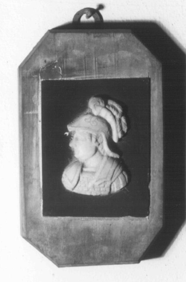 figura maschile di profilo con elmo (rilievo) - ambito veneto (secc. XVIII/ XIX)