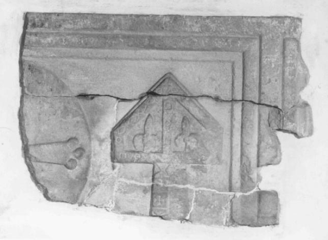 mitra vescovile; croce (lapide, frammento) - ambito veneto (sec. XIII)