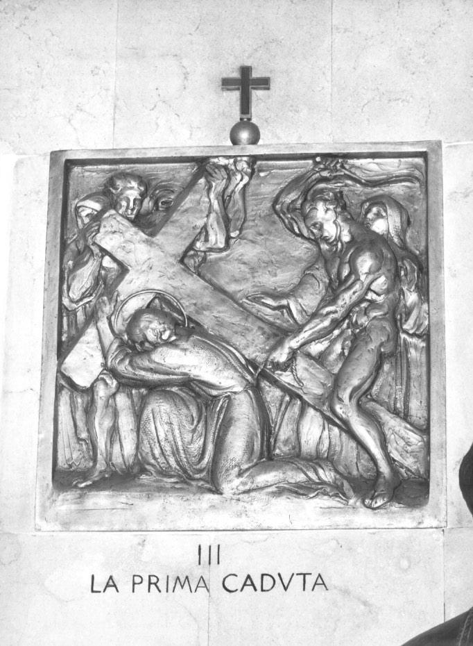 stazione III: Gesù cade sotto la croce la prima volta (Via Crucis) di Castiglioni Giannino (sec. XX)
