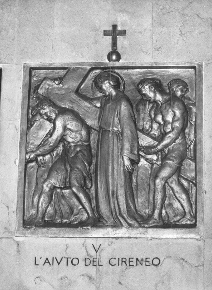 stazione V: Gesù aiutato dal Cireneo a portare la croce (Via Crucis) di Castiglioni Giannino (sec. XX)