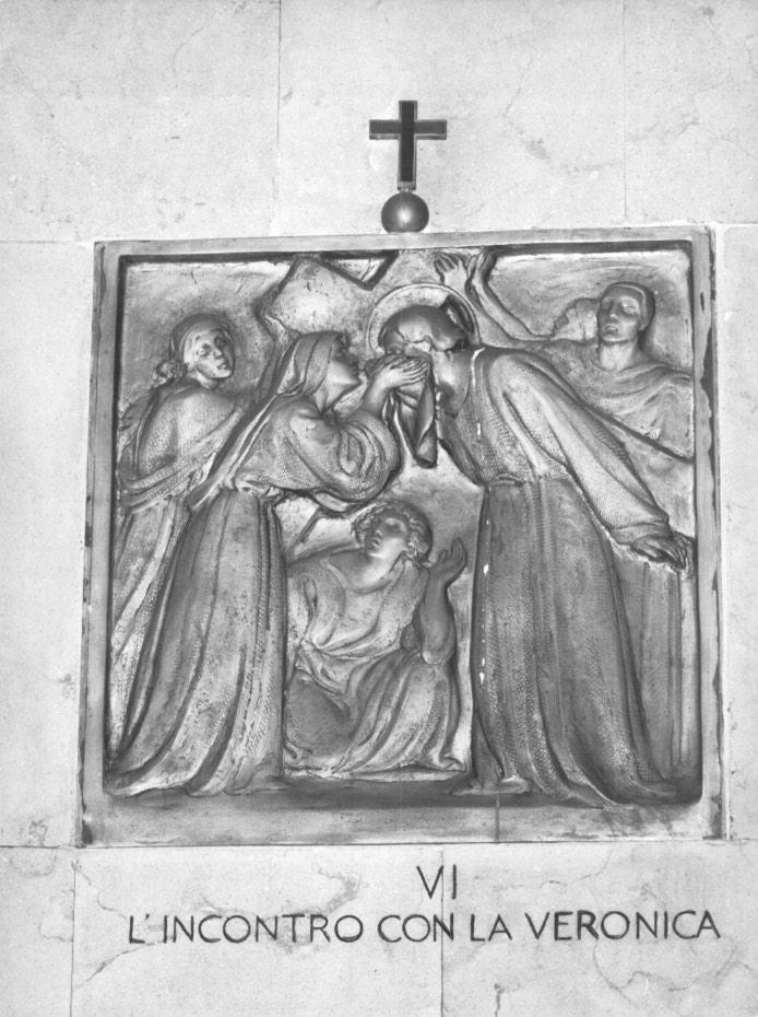 stazione VI: Gesù ascugato dalla Veronica (Via Crucis) di Castiglioni Giannino (sec. XX)