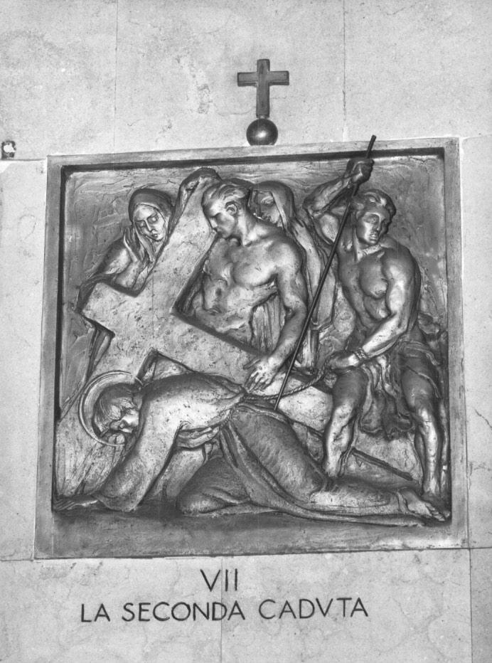 stazione VII: gesù cade sotto la croce la seconda volta (Via Crucis) di Castiglioni Giannino (sec. XX)
