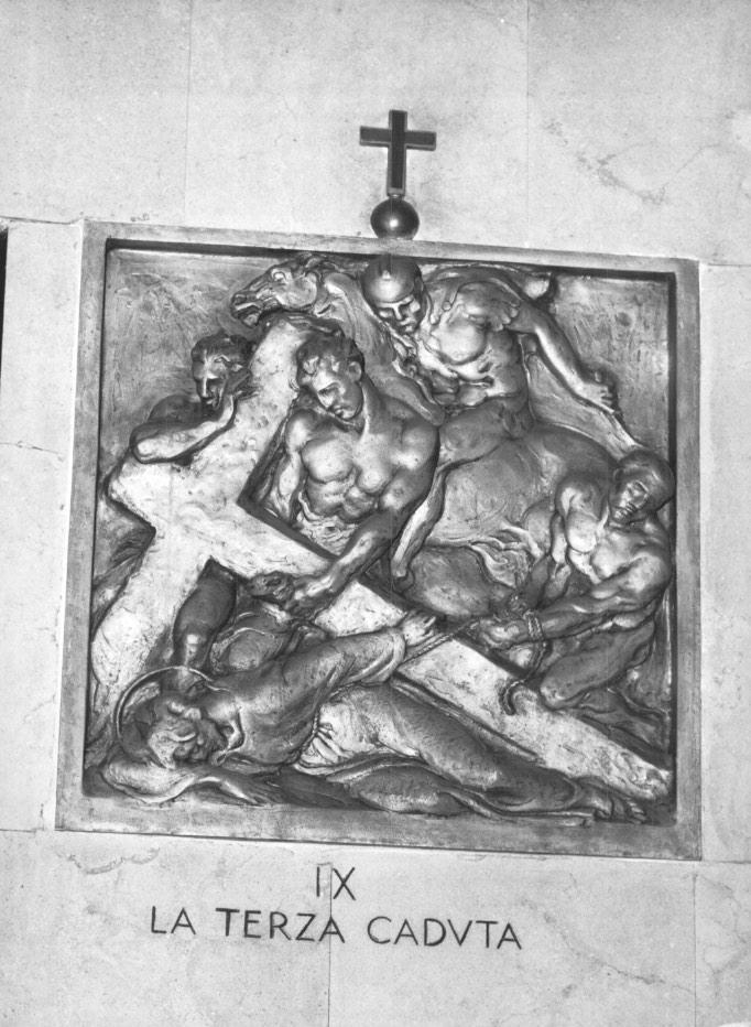 stazione IX: Gesù cade sotto la croce la terza volta (Via Crucis) di Castiglioni Giannino (sec. XX)