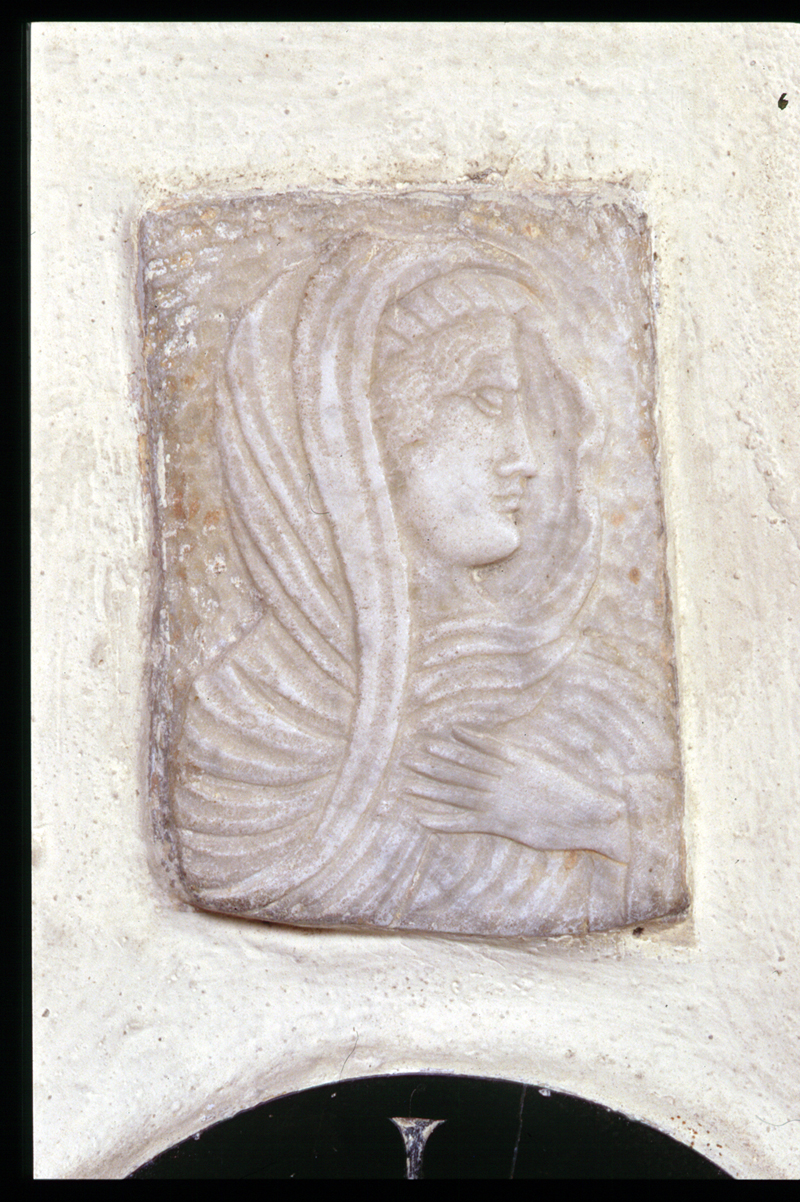 figura femminile (rilievo, frammento) - ambito veneto (sec. XIV)