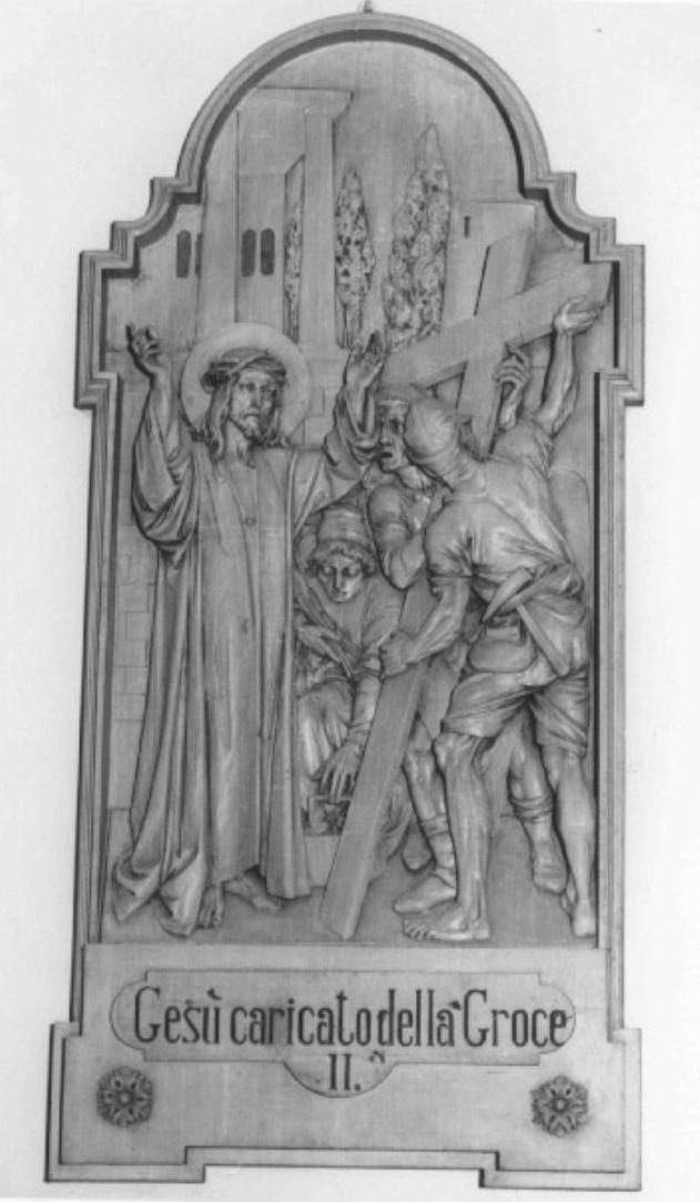 stazione II: Gesù caricato della croce (rilievo) di Obletter Giulio (bottega) - produzione della val Gardena (inizio sec. XX)