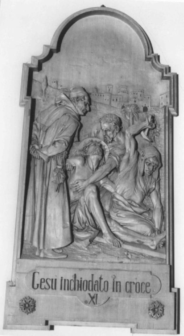 stazione XI: Gesù inchiodato alla croce (rilievo) di Obletter Giulio (bottega) - produzione della val Gardena (inizio sec. XX)