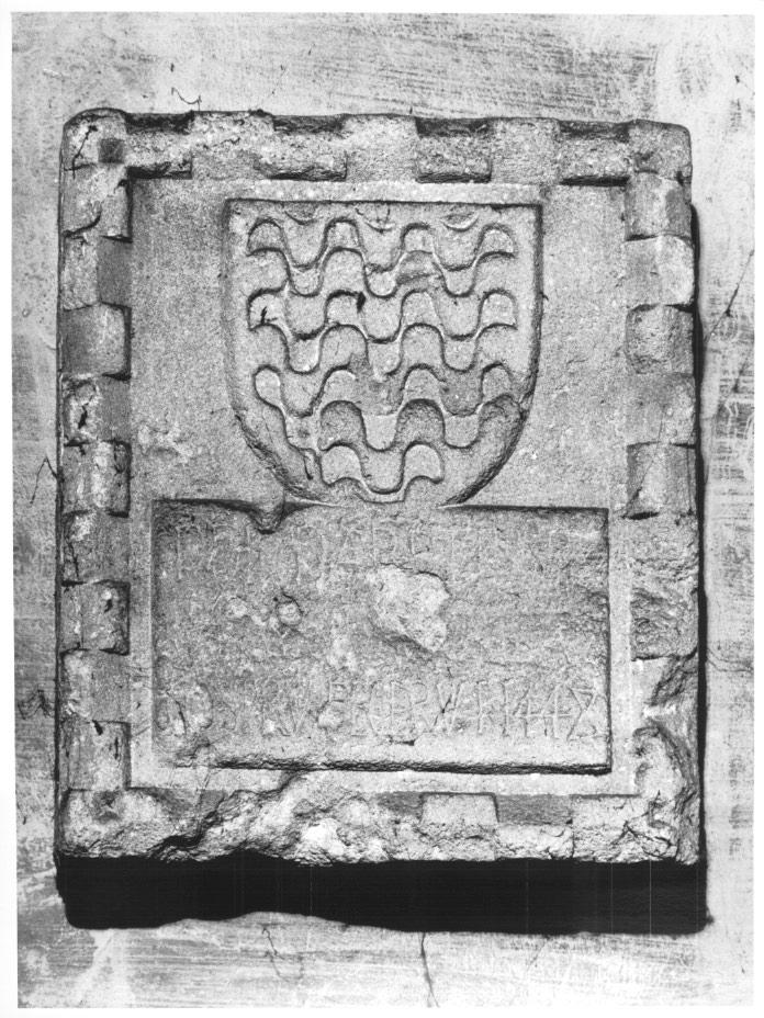 stemma gentilizio con iscrizione (rilievo) - ambito veneto (sec. XV)
