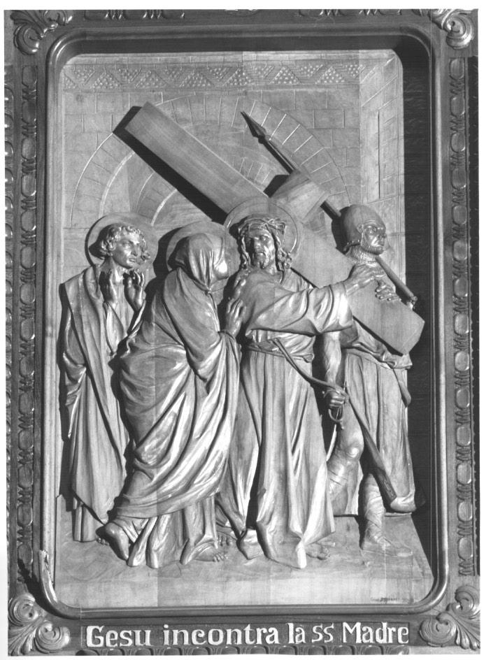 stazione IV: Gesù incontra la Madonna (rilievo, elemento d'insieme) - produzione della val Gardena (sec. XX)