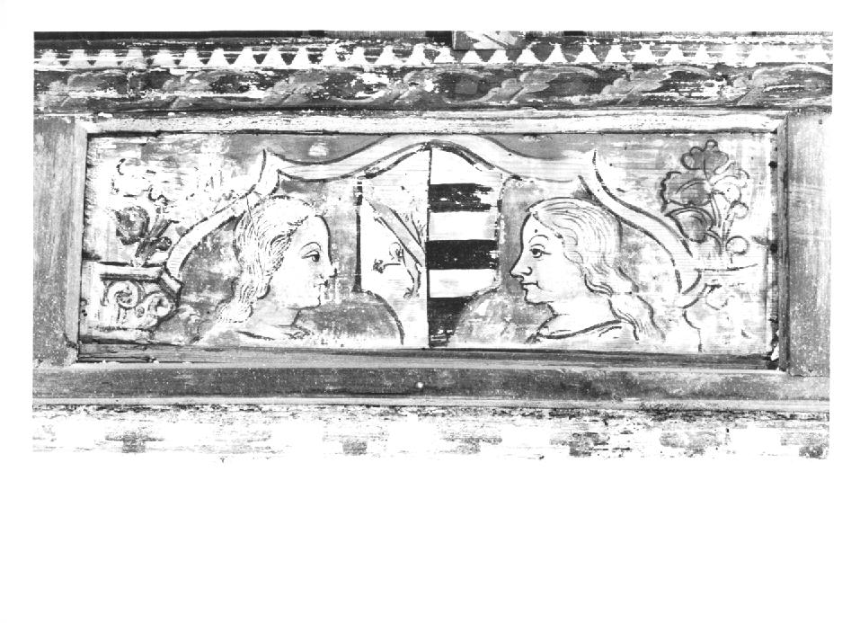 teste femminili con stemma/ motivi decorativi floreali (dipinto) - ambito veneto (sec. XV)
