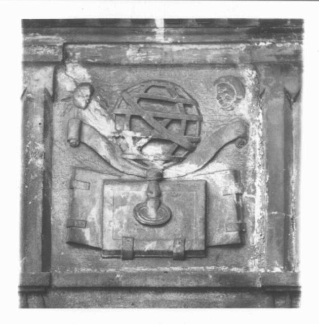 Sfera armillare/ libri (rilievo) - ambito veneto (sec. XVI)