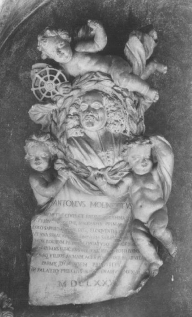 ritratto del professor Antonio Molinetti/ putti reggicorona (scultura) - ambito veneto (sec. XVII)