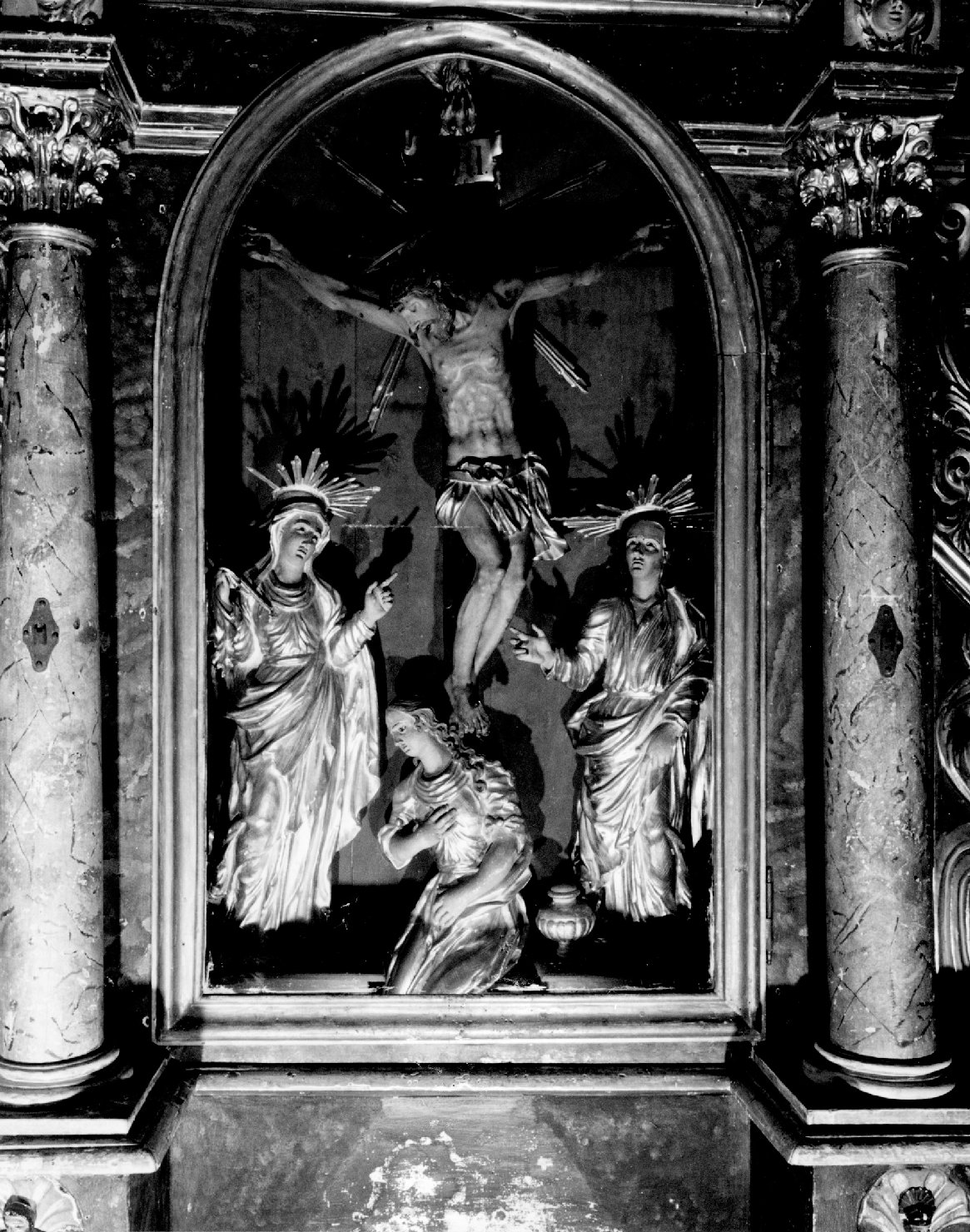 crocifissione di Cristo con la Madonna, Santa Maria Maddalena e San Giovanni Evangelista (gruppo scultoreo) - ambito veneto (prima metà sec. XVIII)
