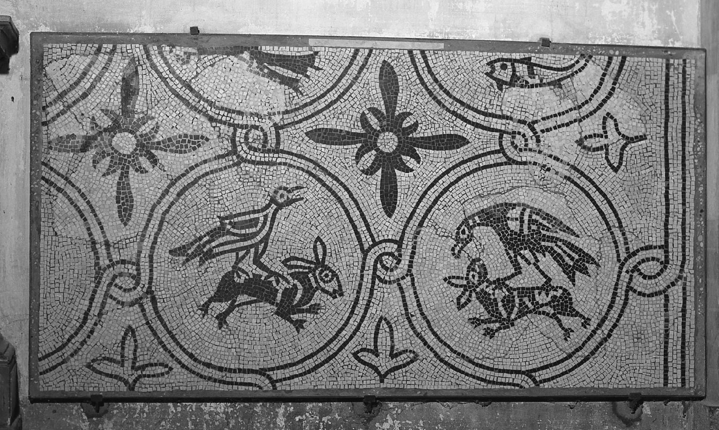 motivi decorativi a girali con animali e motivi floreali (decorazione musiva, frammento) - ambito veneto (fine/inizio secc. XI/ XII)