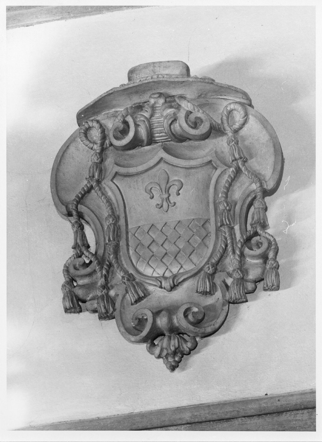 stemma vescovile di Luigi Lollino (rilievo) - ambito veneto (sec. XVII)