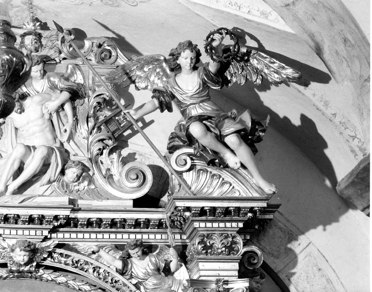 angeli con simboli della passione: lancia e corona di spine (scultura) di Brustolon Andrea - ambito bellunese (sec. XVII)