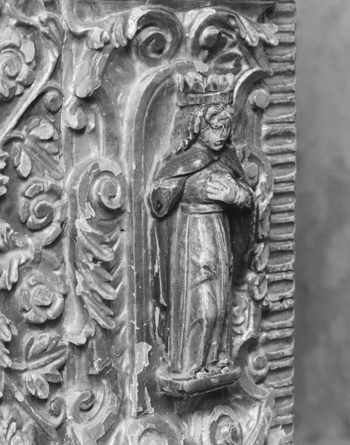 figura femminile con corona (rilievo) - ambito bellunese (prima metà sec. XVIII)