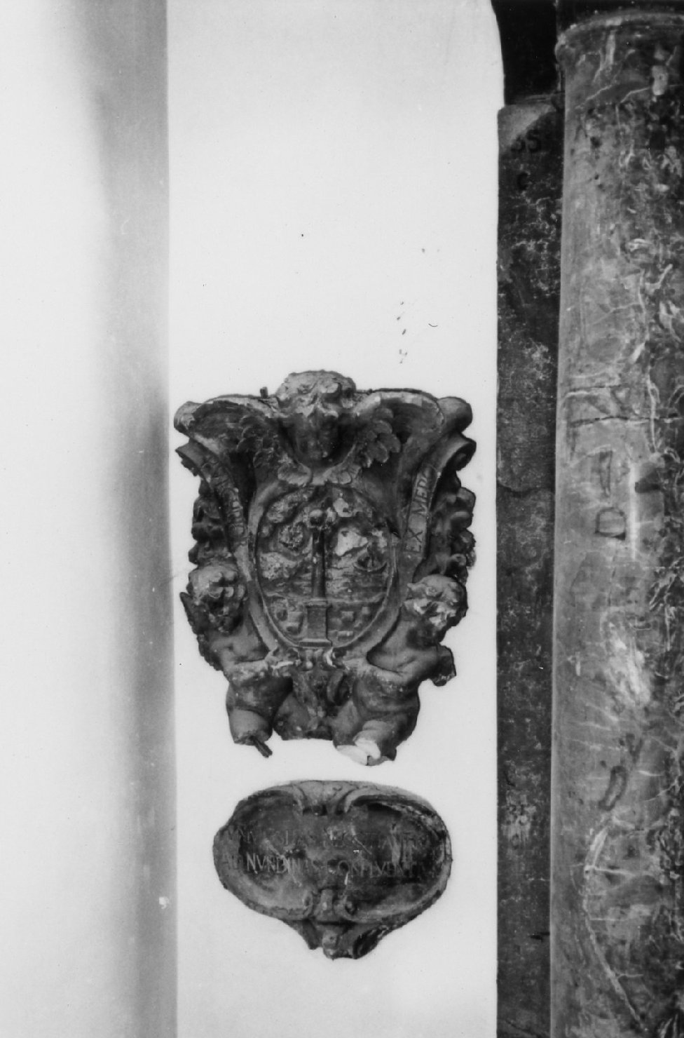 stemma con putti (rilievo) - ambito veneto (sec. XVII)