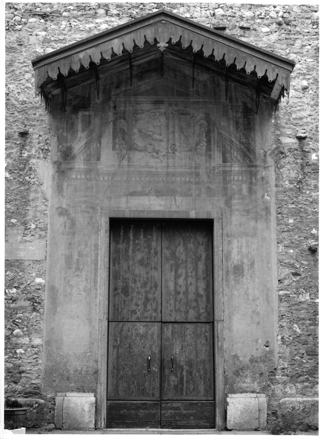 motivo decorativo a finto portale marmoreo con emblema francescano (dipinto) - ambito veneto (seconda metà sec. XVIII)