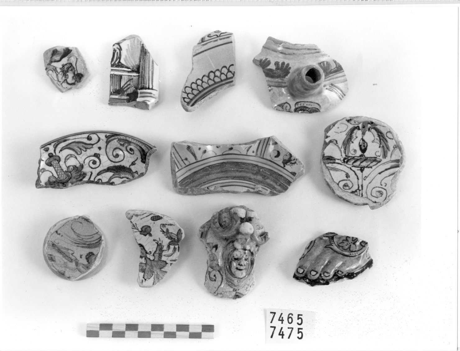 motivi decorativi a medaglioni (scodella, frammento) - bottega derutese (sec. XVI)