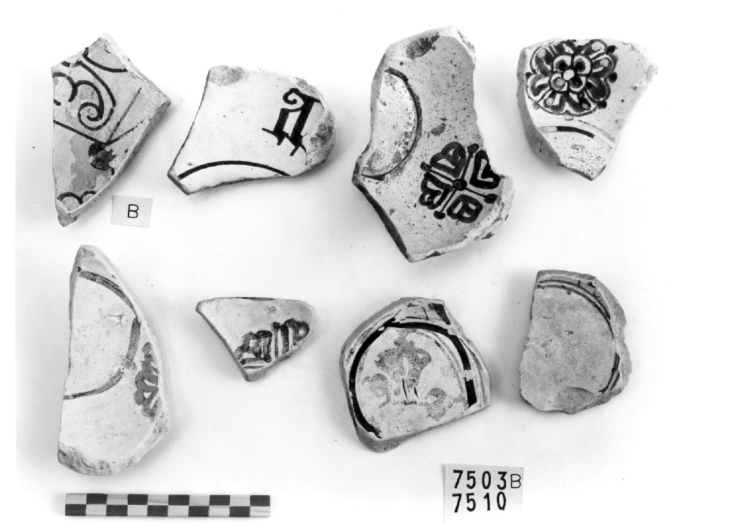 motivi decorativi floreali (scodella, frammento) - bottega valenciana (secc. XIV/ XV)