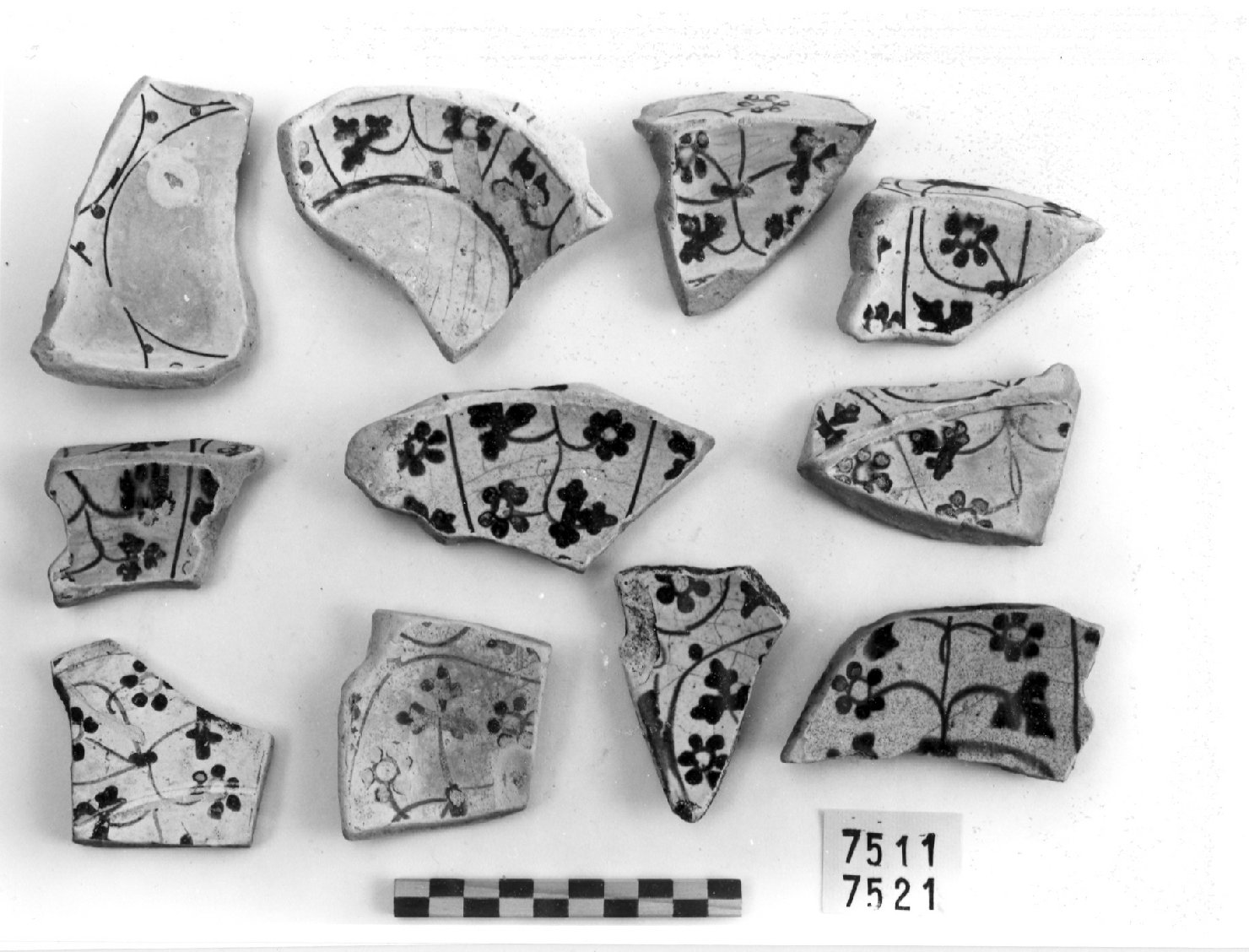 motivi decorativi vegetali (scodella, frammento) - bottega valenciana (secc. XIV/ XV)
