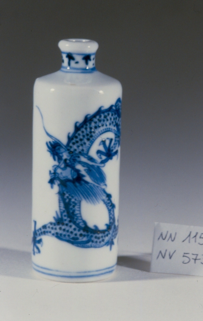 drago che insegue la perla fiammeggiante (ruyi), drago (tabacchiera, opera isolata) - ambito cinese (secc. XVII/ XIX)
